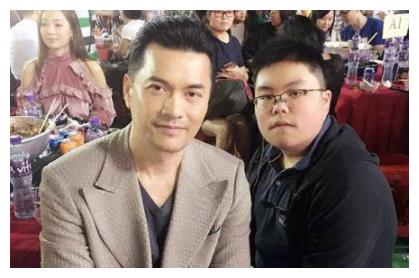 他的父亲是男神,母亲是亿万富翁,自己却成为了"最丑星二代"!