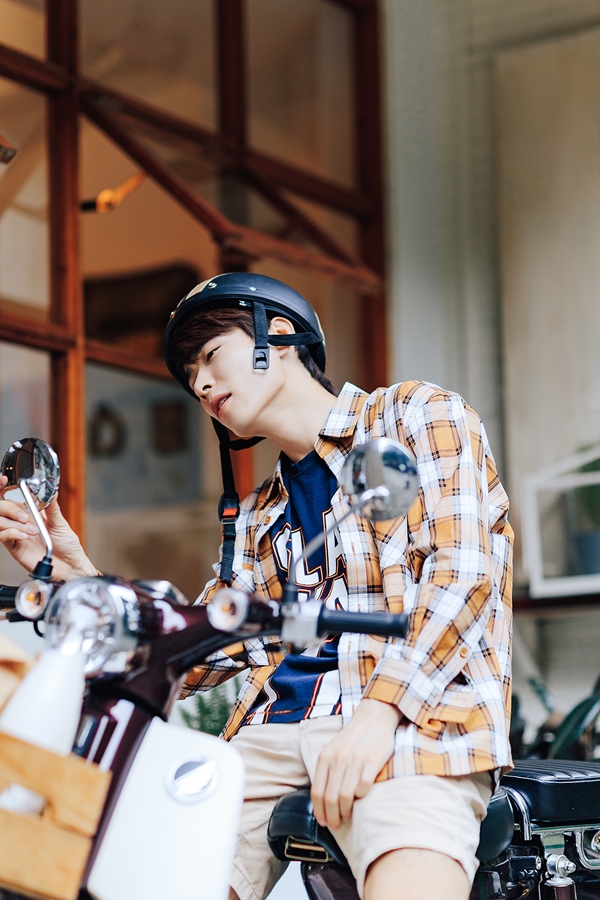 帅气小伙子吴昊泽清爽阳光时髦街拍