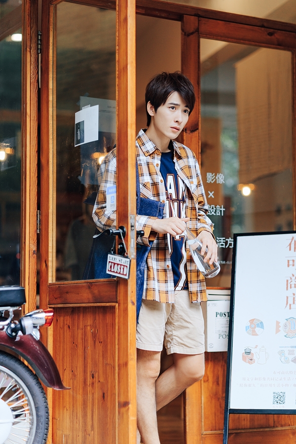 帅气小伙子吴昊泽清爽阳光时髦街拍