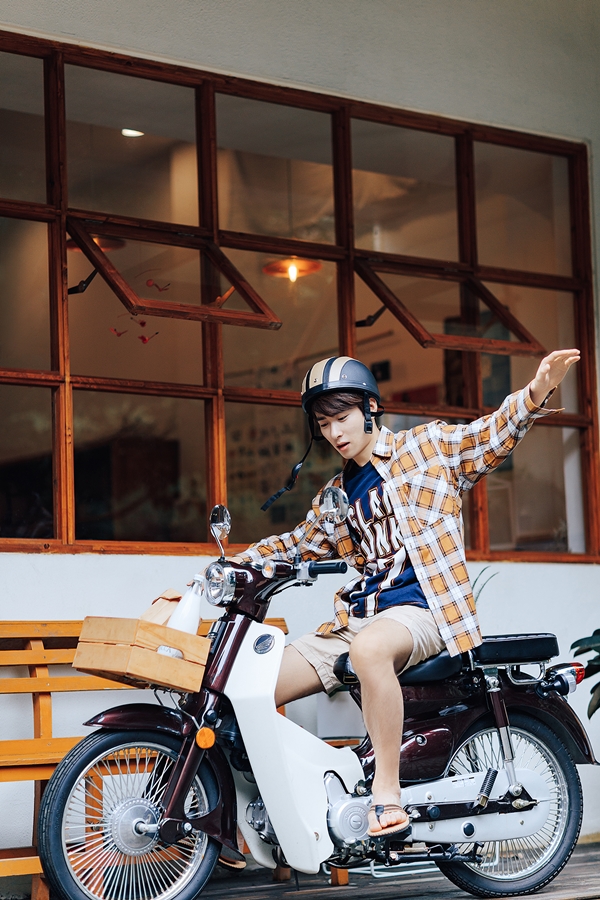 帅气小伙子吴昊泽清爽阳光时髦街拍