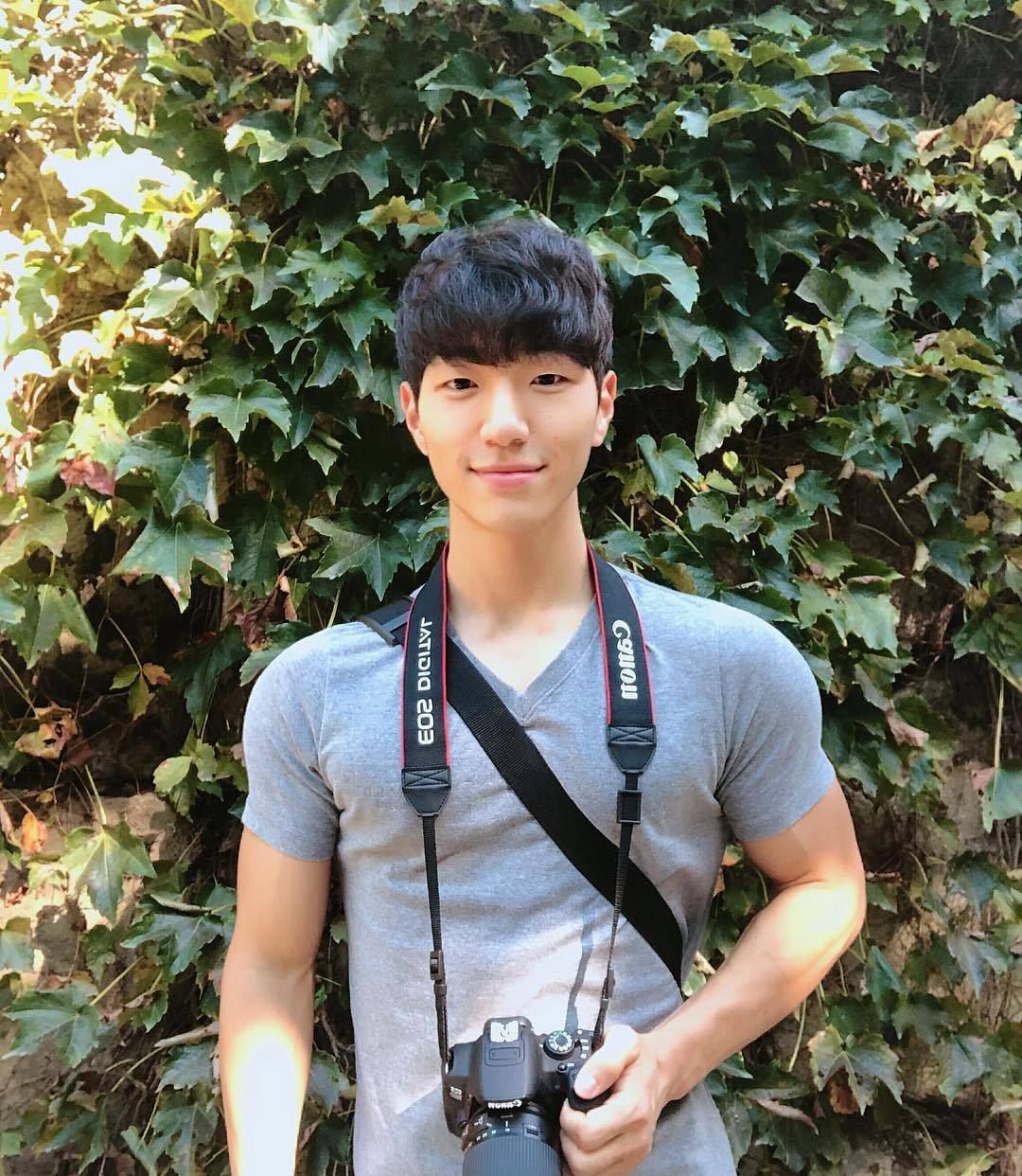 童颜巨肌的单眼皮小奶狗来袭结实的胸肌和腹肌十分撩人