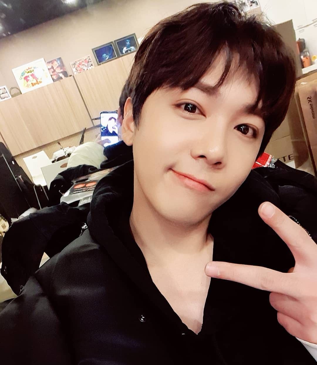 鬼马少年李洪基,五官清秀古灵精怪,满满少年感!