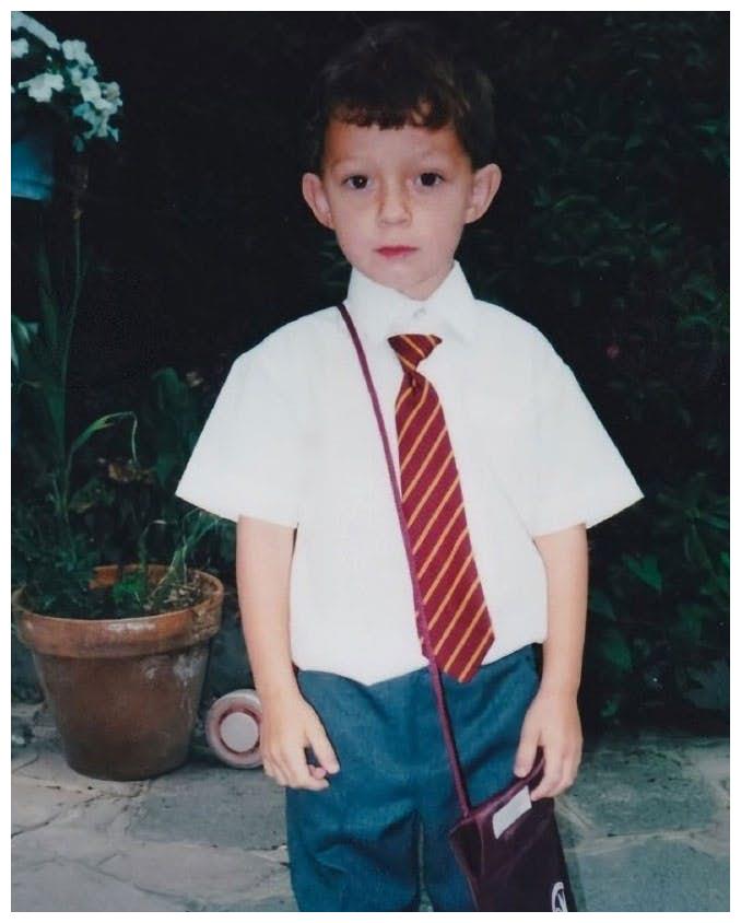 荷兰弟超可爱童年照曝光,小时候穿超人的衣服长大后成为蜘蛛侠!