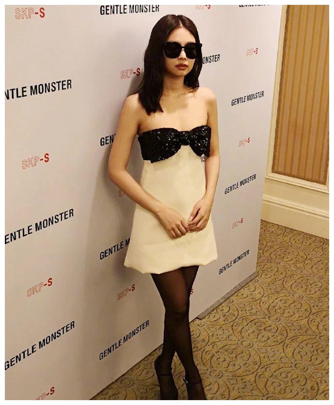 jennie哪来儿的自信这么穿?黑丝配厚底高跟,真老土