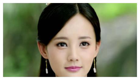 她就是小花李一桐,曾出演过黄蓉