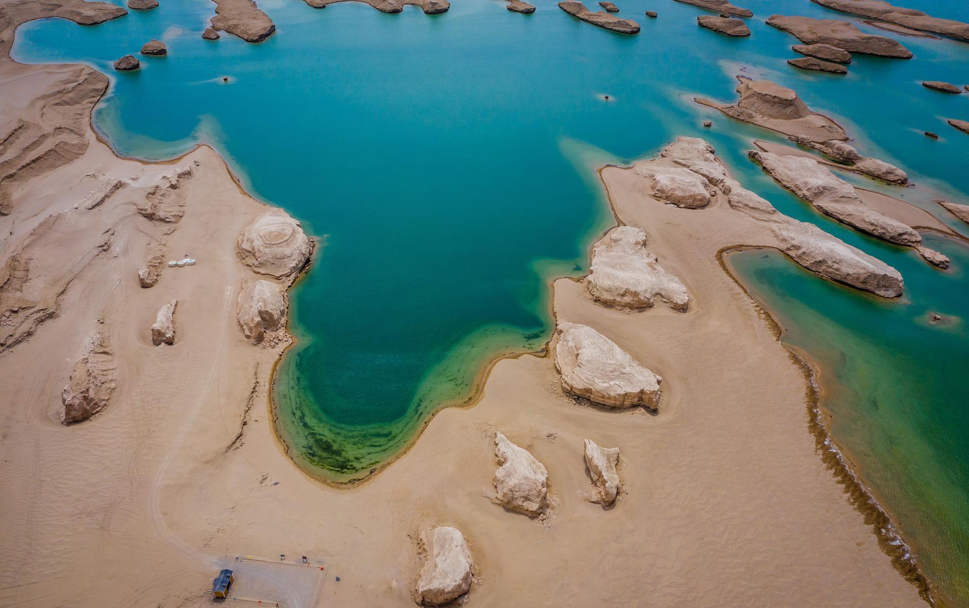 青海的水上雅丹位于柴达木盆地腹地,距离青海湖大约650公里,距离最近