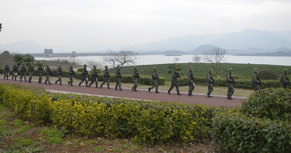 地狱的勇士!武警特战尖兵魔鬼练兵 负重60斤长途奔袭