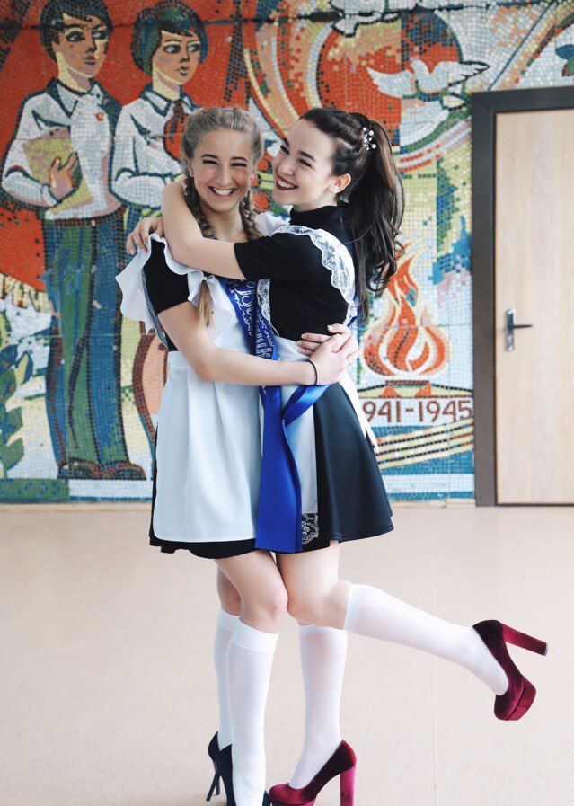 俄罗斯女生校服够奇特!有这样的女同桌,谁不爱上学?