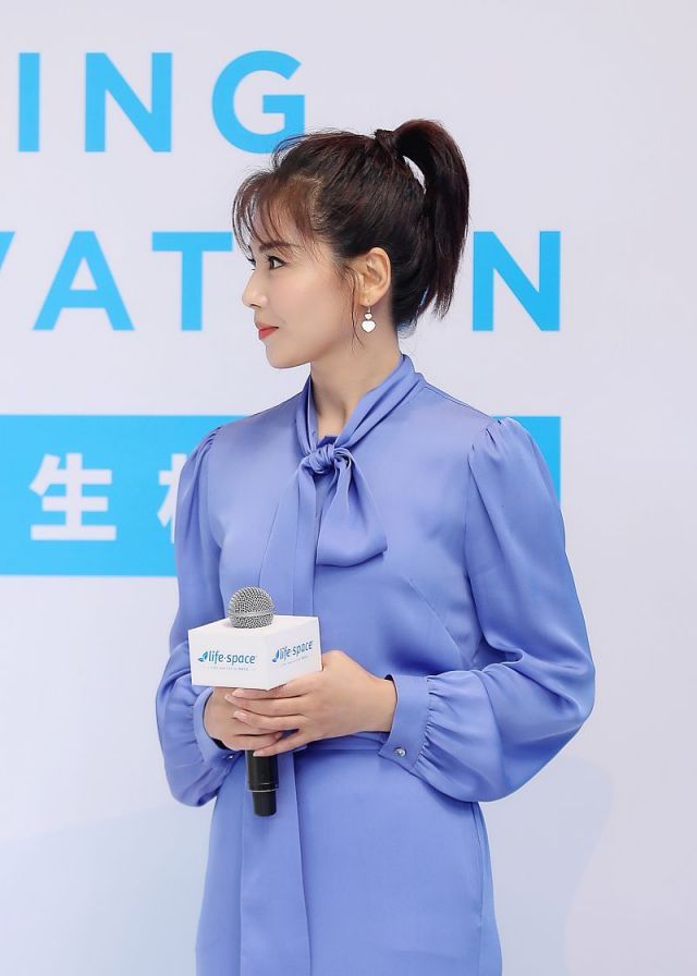 刘涛穿ol装扎配高马尾宛如少女,120斤身材仍美得惊艳