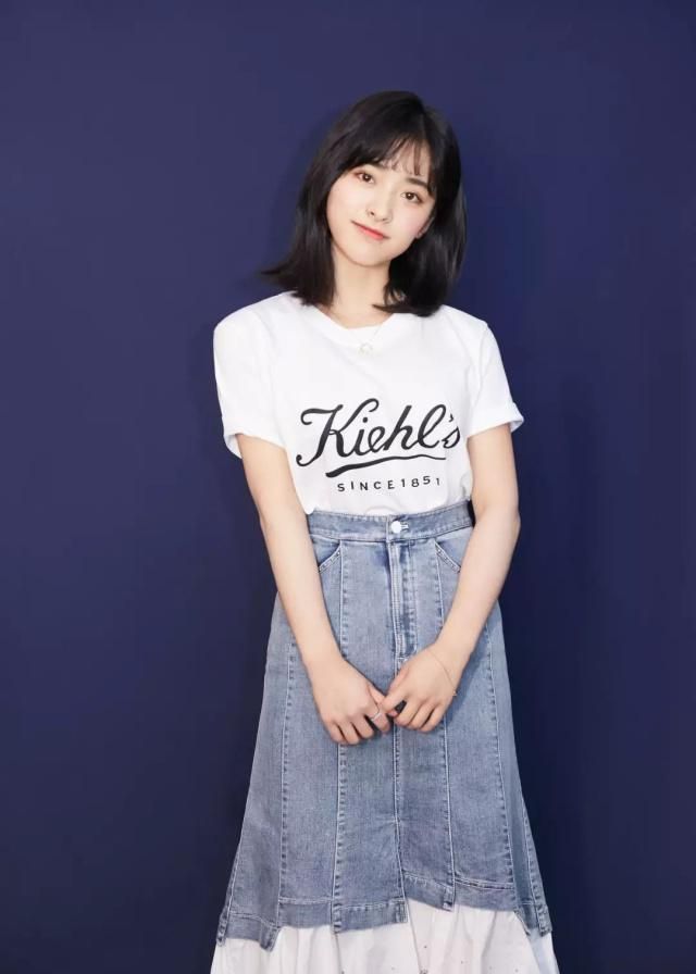 女明星们的白T恤穿搭!唐嫣好显高,热巴、杨幂