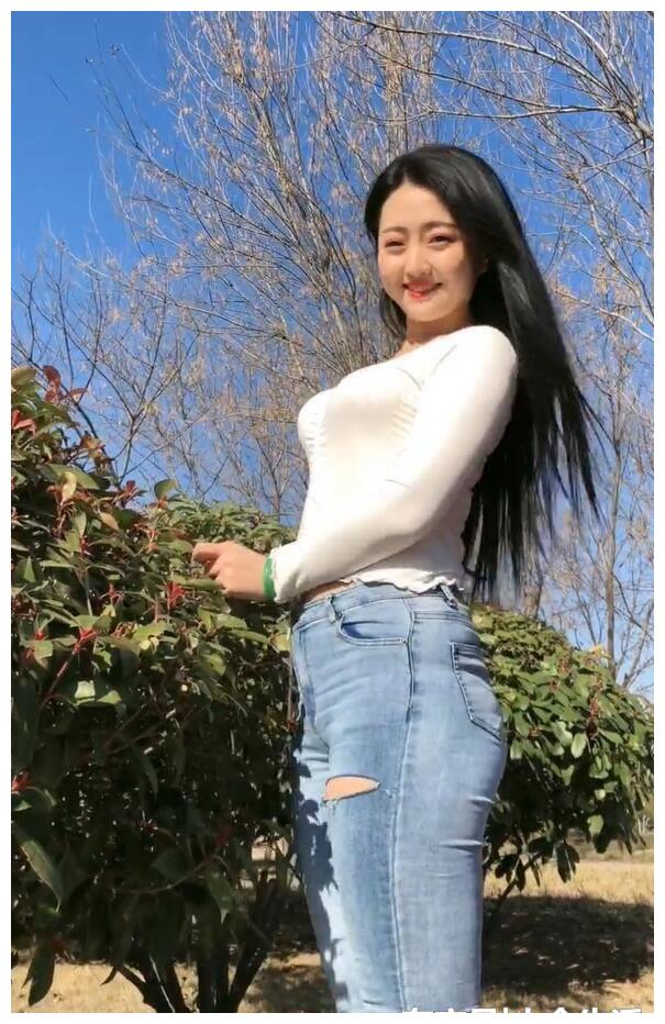 微胖女+破了洞的牛仔裤,尽显女人的丰腴魅力!|牛仔裤|女生|身材_新浪新闻