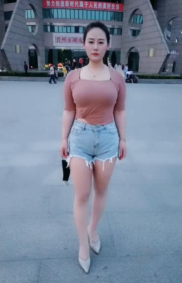 懂时尚的微胖美女,热裤搭配高跟鞋,“大象腿”耐人寻味