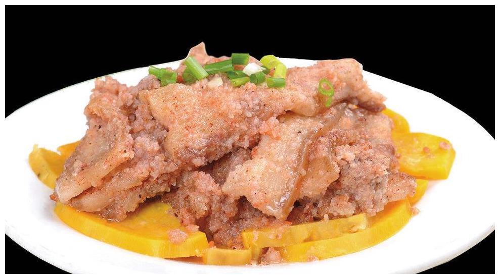 材料 五花肉片4片,芋头1颗,小米80g,蒸肉粉1盒,酱油2大匙,米酒1茶匙