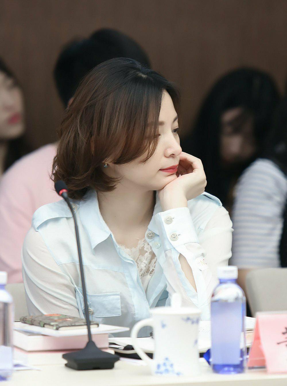 董卿换发型堪比整容中分波波头配蕾丝内搭塑造性感小女人形象