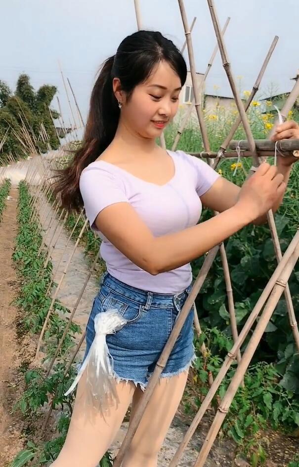 乡下网红美女穿搭干净时尚与环境显得格格不入