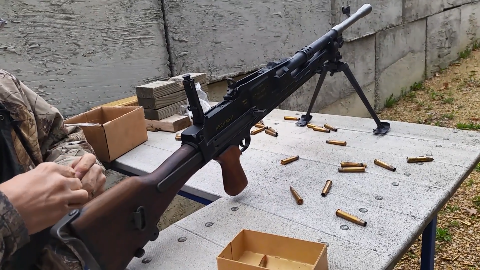 采用弹匣供弹的布伦式轻机枪,二战期间被广泛使用可靠性极高