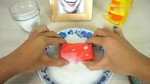 牛人吃肥皂还往上面加东西?创意搞笑假吃,请勿模仿