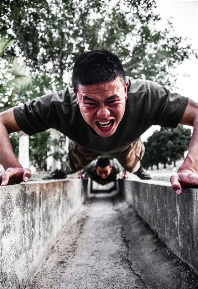 一张张帅气的脸庞,透露着中国军人的坚毅果敢,敢打必胜的信心!