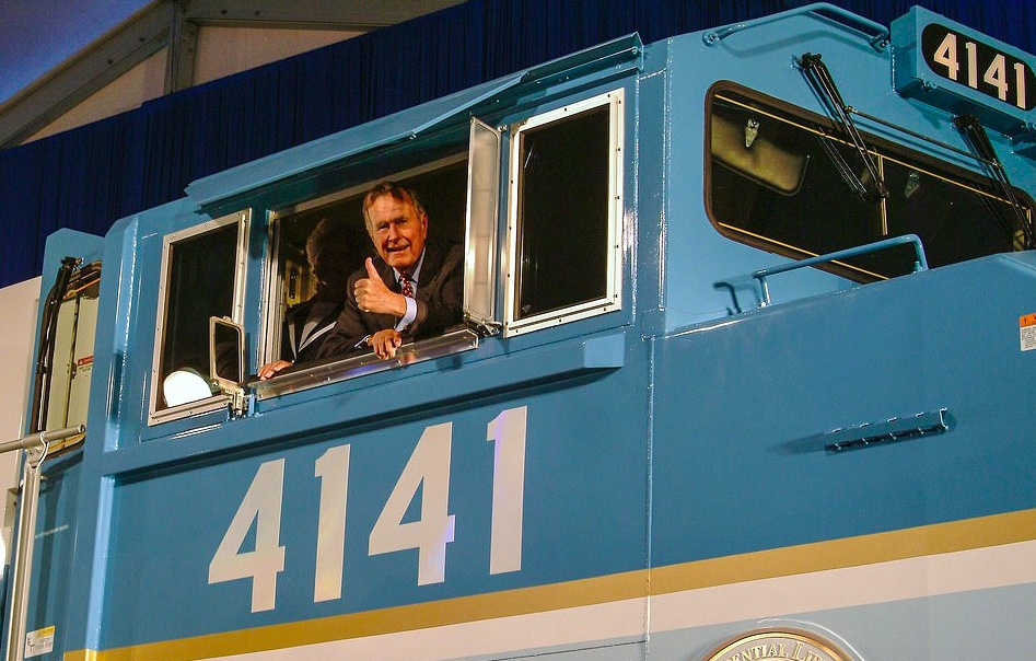 老布什乘坐专列,开启了他最后一次旅途