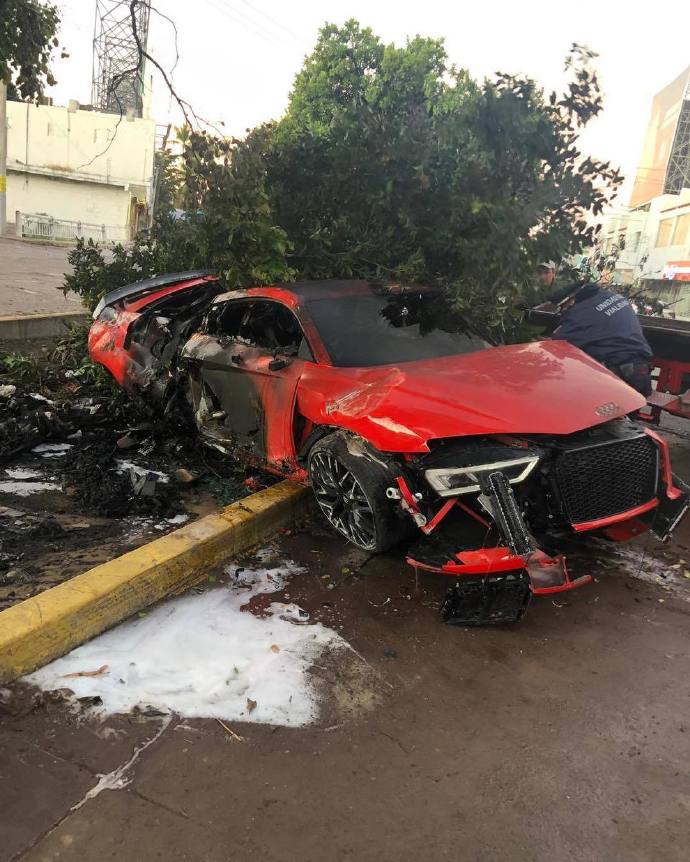 奥迪r8惨烈车祸