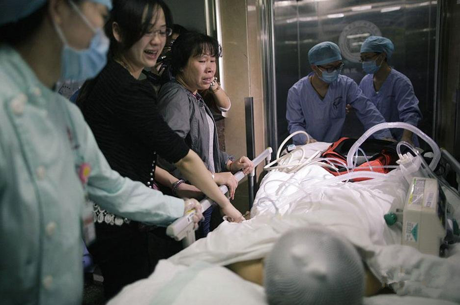 17岁女孩车祸脑死亡父母含泪捐献女儿器官挽救3人生命