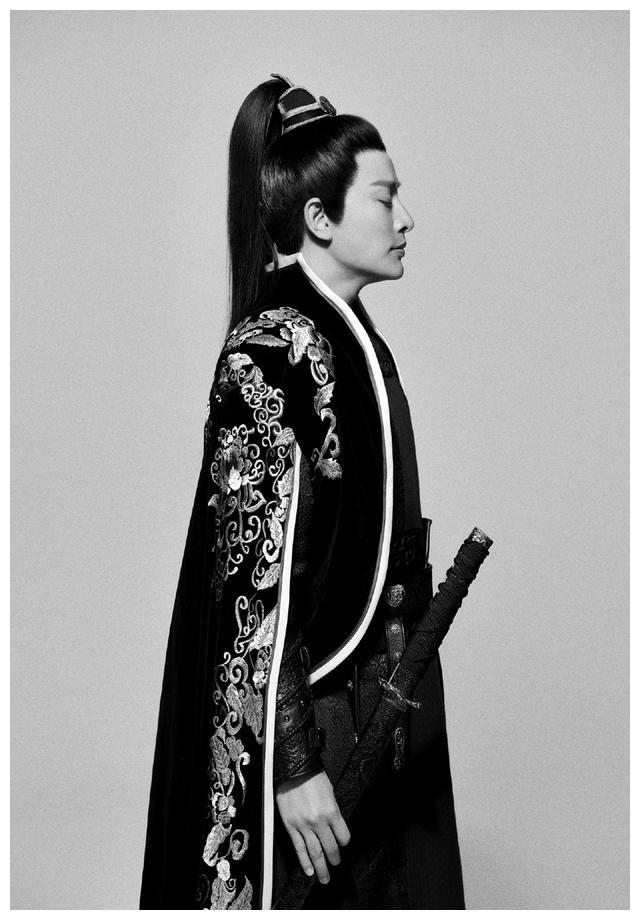 贾乃亮最新古装扮相曝光,一袭长袍高马尾,尽显大侠风范