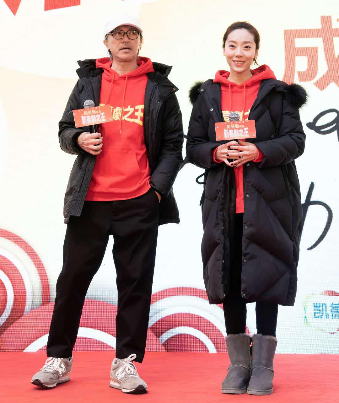 新喜剧之王鄂靖文现身一字肩黑色礼服裙真性感好有女人味