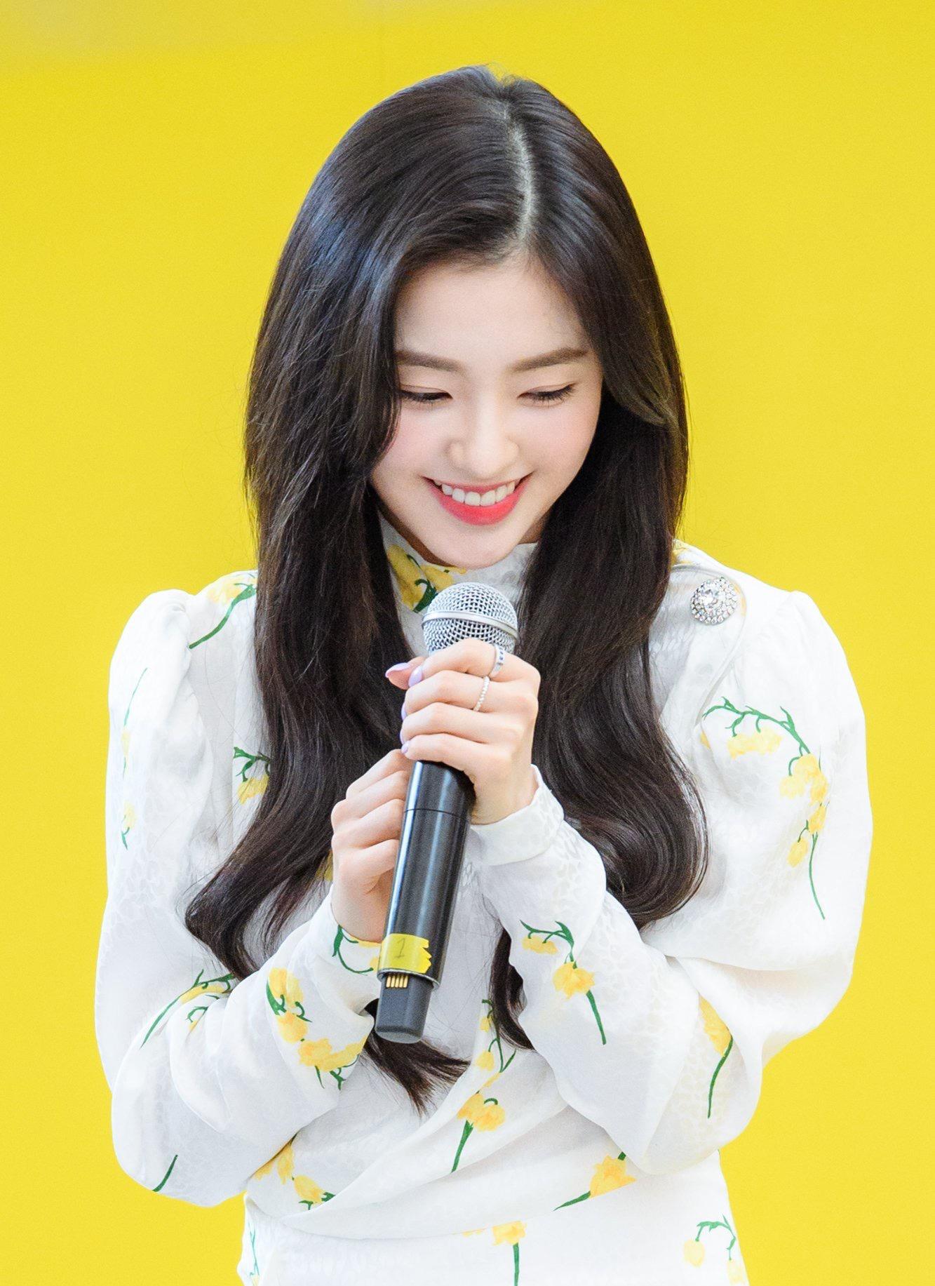 郑秀妍裴珠泫和iu撞衫,同穿白色印花裙,她却穿出了总裁范儿