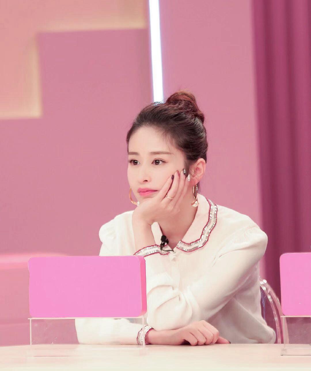 颖儿录制《亲爱的结婚吧》,娃娃领衬衫搭减龄丸子头,甜美似少女