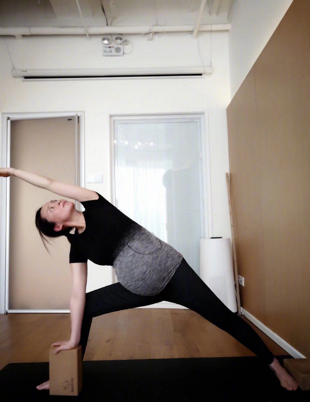 蔡少芬怀三胎挺大肚做瑜伽,姚晨比苏明玉还狠,陈意涵就是女铁人