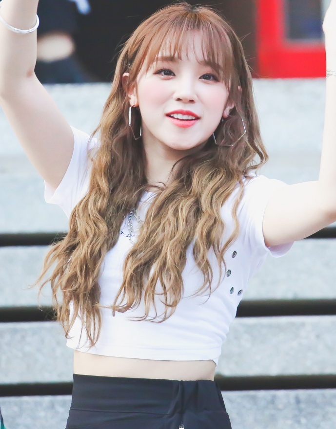 宋雨琦20岁就发育过猛?当她穿上短装的一刻:这腰哪个男人不爱