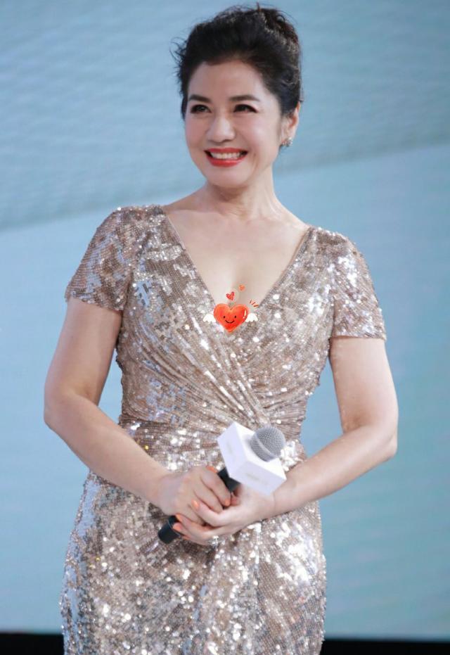 钟楚红穿亮片束腰裙优雅迷人不惧颈纹暴露年龄59岁生图照样美