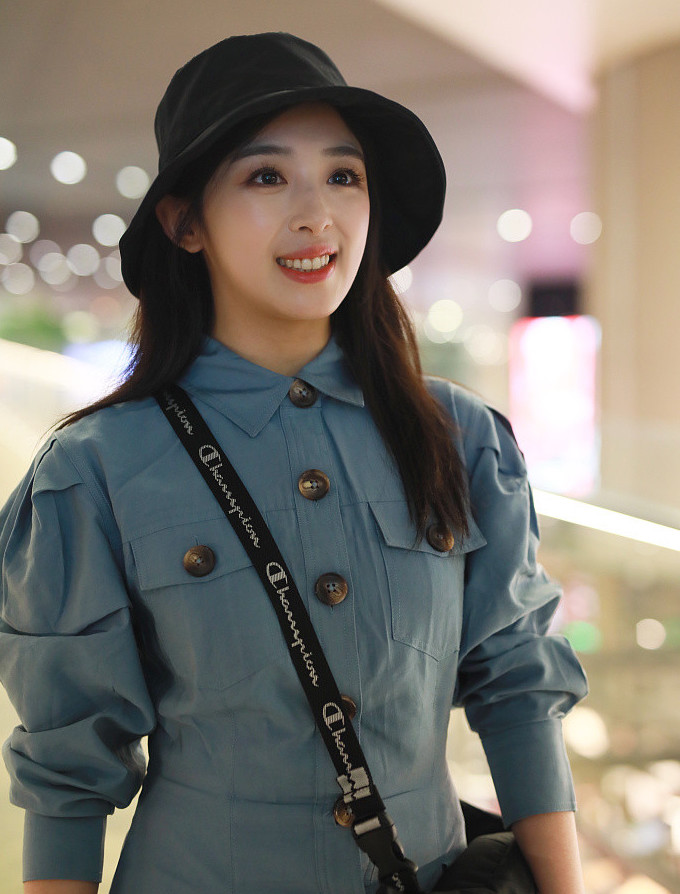 张含韵戴渔夫帽露甜笑,美成少女
