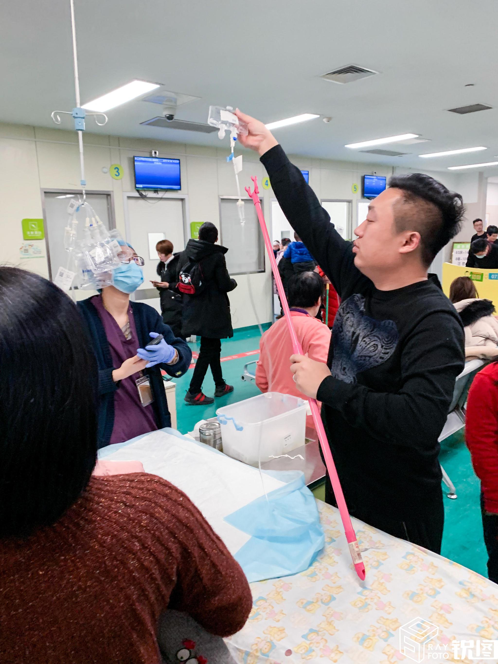 实拍春节期间的儿童医院,输液室人满为患,挑衣杆成输液"神器"