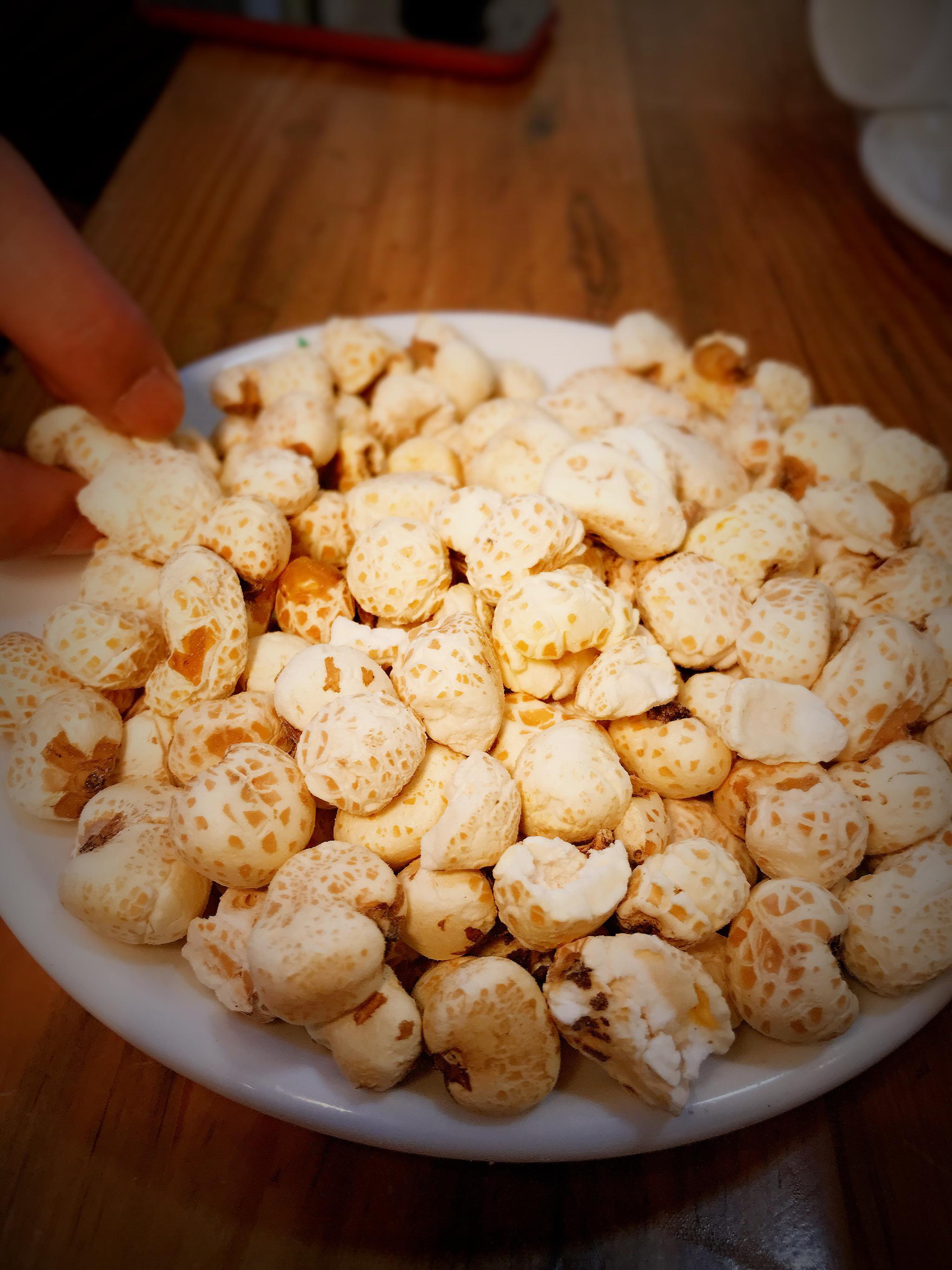 少刺儿桂花鱼鲜活宰杀,配秘制奶汤石锅草帽蒸汽烹煮,分分钟鲜香嫩熟!