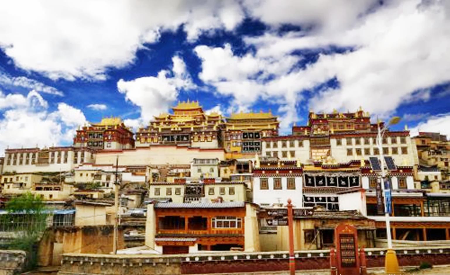 香格里拉市人口有多少_香格里拉海拔多少