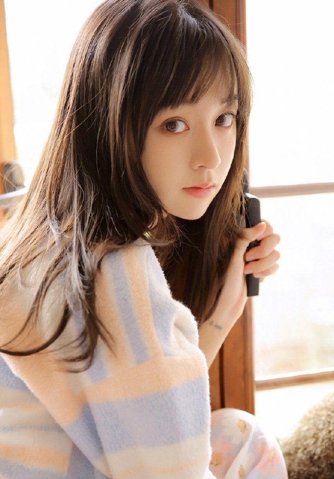 毛衣女神:清纯美女甜美写真壁纸