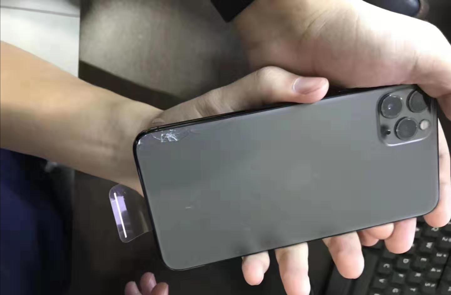 iphone11系列迎来首碎,后盖裂成蜘蛛网,看着都心疼!