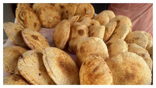 大名府的"芝麻焦烧饼" 看到造型后网友调侃 谁吃谁?