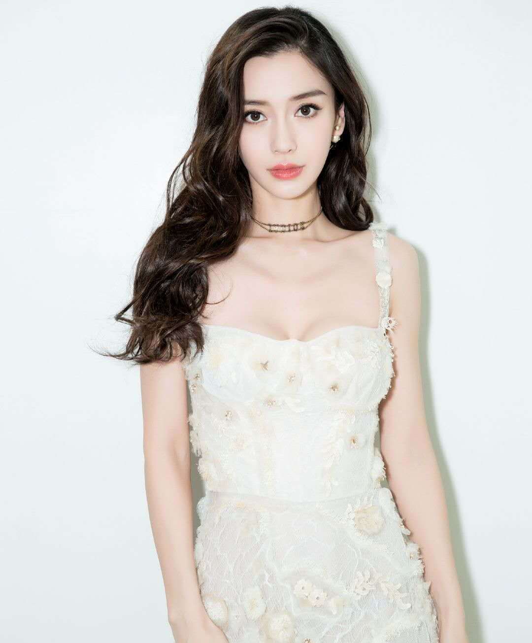 angelababy 一袭花朵立体吊带裙 满满的复日满满的夏日气息