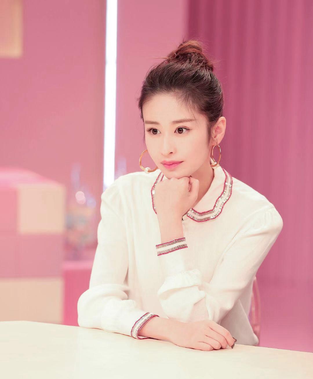 颖儿录制《亲爱的结婚吧》,娃娃领衬衫搭减龄丸子头,甜美似少女