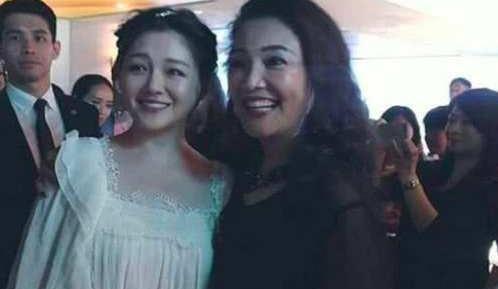 张兰开心搂住大s肩膀,大s变得小鸟依人,婆媳关系一目了然