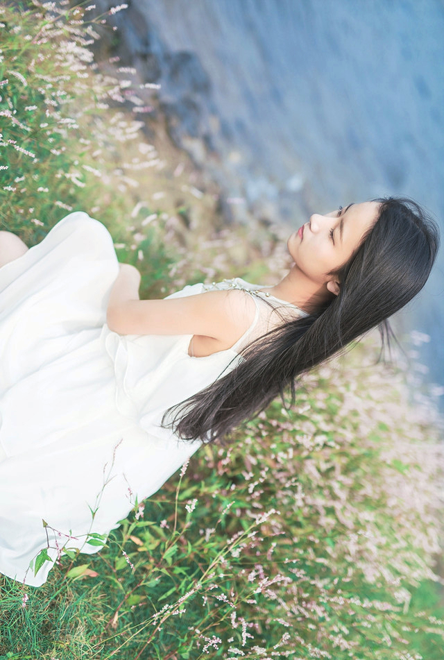 炎热夏天小河边的靓丽长发白裙姑娘|伊人|美女|镜头_新浪新闻