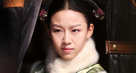 她是《》中最丑丫鬟宝娟,现实生活中美得认不出!