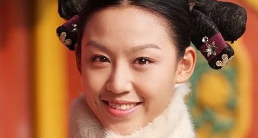 她是《》中最丑丫鬟宝娟,现实生活中美得认不出!