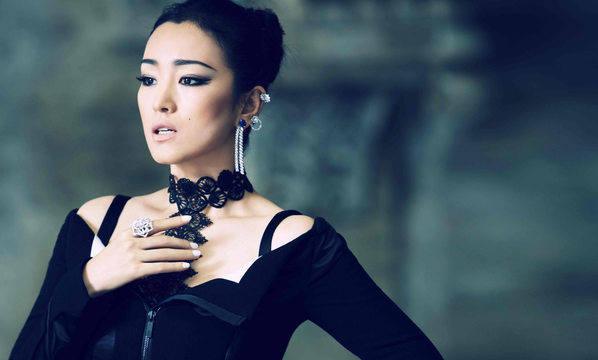 巩俐亮相fendi时装秀,"破烂"衣服引人注目,气场依旧强大