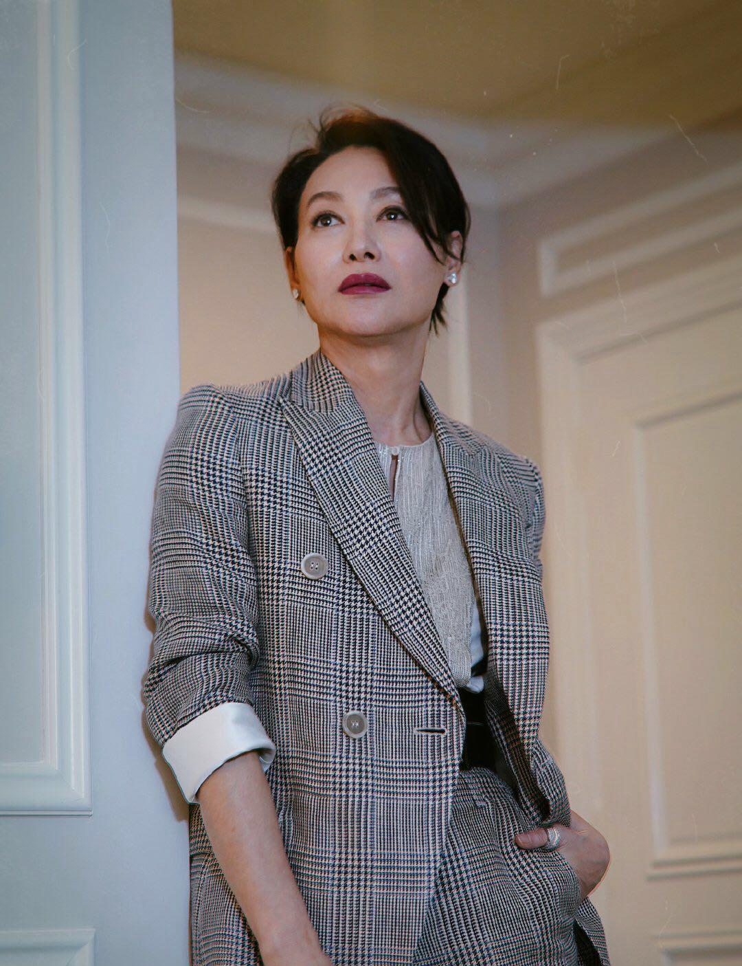 惠英红换两套西装气质出众格纹干练白色优雅哪像59岁了