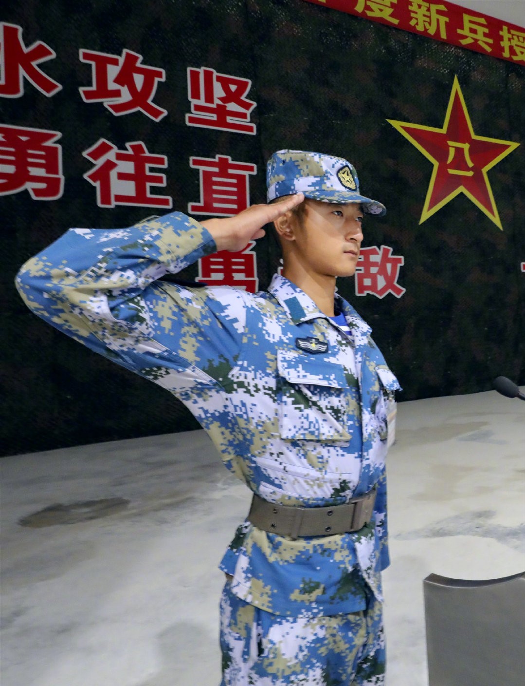 海军陆战队举行新兵授衔仪式士兵们斗志昂扬