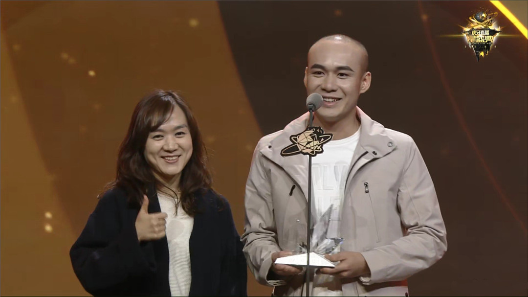 虎牙年度主播,4am韦神最有钱,dnf狂人帅气,拉风龙的光头是亮点