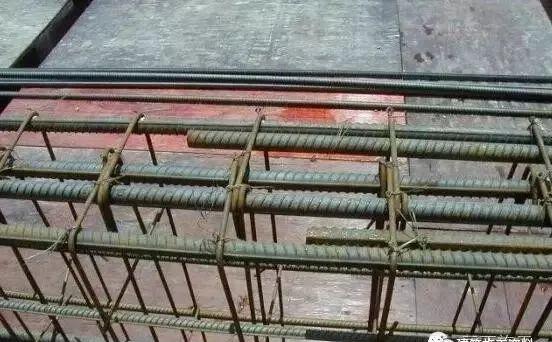 是梁上部的钢筋,只起一个结构作用,没实质意义,但在梁的两端则上部的